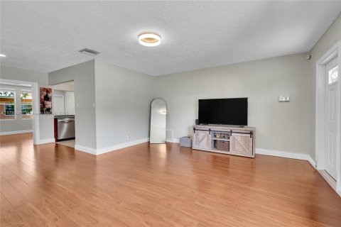 House in Tamarac, Florida 3 bedrooms, 113.53 sq.m. № 1863210 - photo 8