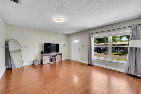 House in Tamarac, Florida 3 bedrooms, 113.53 sq.m. № 1863210 - photo 7