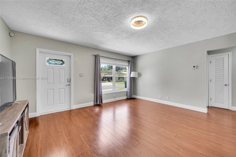 House in Tamarac, Florida 3 bedrooms, 113.53 sq.m. № 1863210 - photo 6
