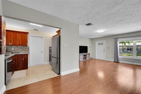 House in Tamarac, Florida 3 bedrooms, 113.53 sq.m. № 1863210 - photo 11