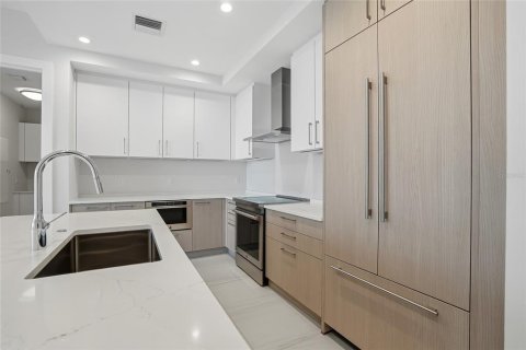 Condo in Saint Petersburg, Florida, 2 bedrooms № 2236557 - photo 7
