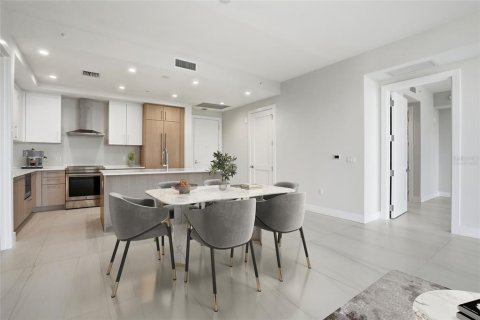 Condo in Saint Petersburg, Florida, 2 bedrooms № 2236557 - photo 14