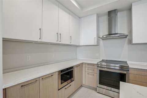 Condo in Saint Petersburg, Florida, 2 bedrooms № 2236557 - photo 10