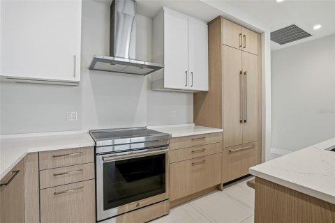 Condo in Saint Petersburg, Florida, 2 bedrooms № 2236557 - photo 9