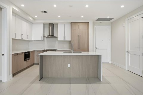 Condo in Saint Petersburg, Florida, 2 bedrooms № 2236557 - photo 12