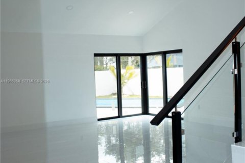 Casa en venta en Miami, Florida, 4 dormitorios, 231.88 m2 № 2081298 - foto 9