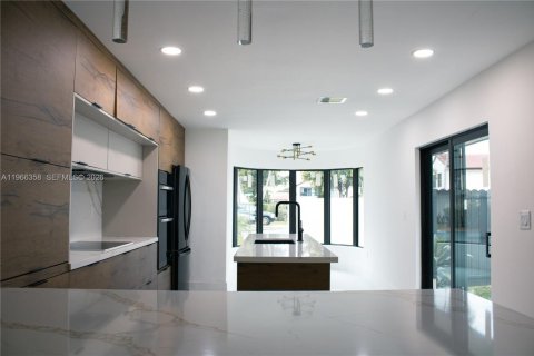 Casa en venta en Miami, Florida, 4 dormitorios, 231.88 m2 № 2081298 - foto 7