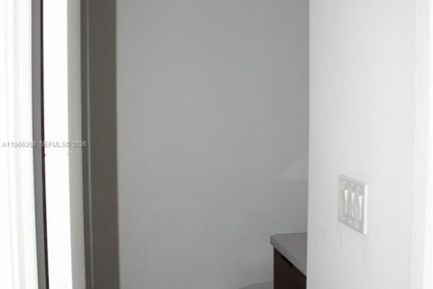 Casa en venta en Miami, Florida, 4 dormitorios, 231.88 m2 № 2081298 - foto 12