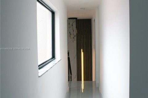 Casa en venta en Miami, Florida, 4 dormitorios, 231.88 m2 № 2081298 - foto 20