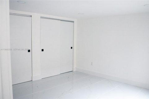 Casa en venta en Miami, Florida, 4 dormitorios, 231.88 m2 № 2081298 - foto 13