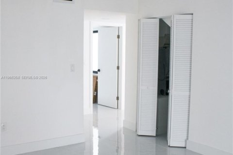 Casa en venta en Miami, Florida, 4 dormitorios, 231.88 m2 № 2081298 - foto 22