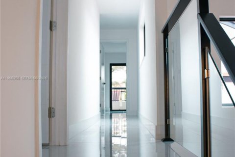 Casa en venta en Miami, Florida, 4 dormitorios, 231.88 m2 № 2081298 - foto 11