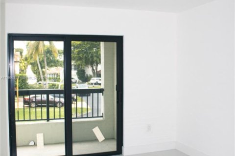 Casa en venta en Miami, Florida, 4 dormitorios, 231.88 m2 № 2081298 - foto 18