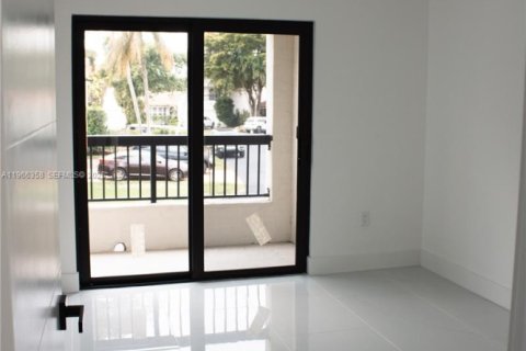 Casa en venta en Miami, Florida, 4 dormitorios, 231.88 m2 № 2081298 - foto 16
