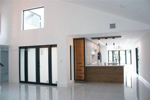 Casa en venta en Miami, Florida, 4 dormitorios, 231.88 m2 № 2081298 - foto 3