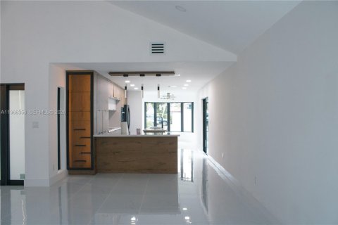 Casa en venta en Miami, Florida, 4 dormitorios, 231.88 m2 № 2081298 - foto 2