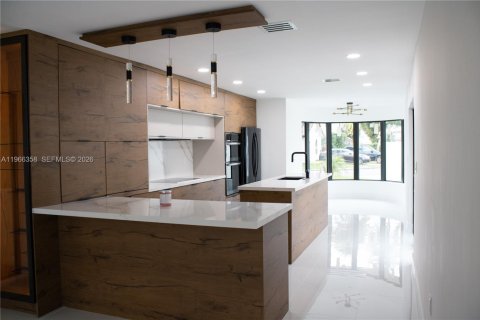 Casa en venta en Miami, Florida, 4 dormitorios, 231.88 m2 № 2081298 - foto 4