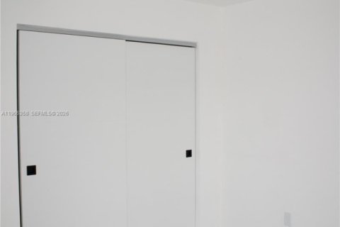 Casa en venta en Miami, Florida, 4 dormitorios, 231.88 m2 № 2081298 - foto 15