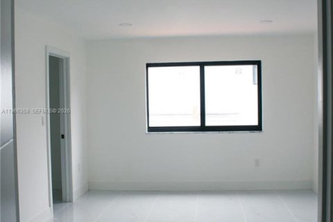 Casa en venta en Miami, Florida, 4 dormitorios, 231.88 m2 № 2081298 - foto 19