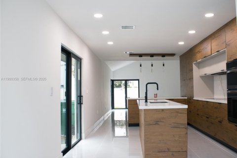 Casa en venta en Miami, Florida, 4 dormitorios, 231.88 m2 № 2081298 - foto 5