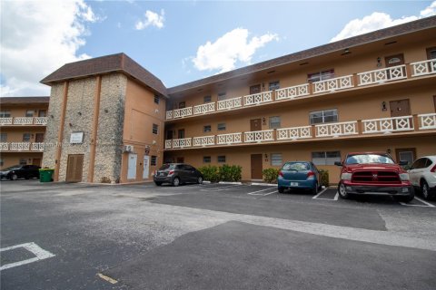 Снять в аренду кондоминиум в Лодердейл-Лейкс, Флорида 2 спальни, 87.7м2, № 1779860 - фото 1