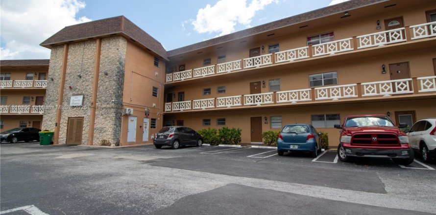 Кондоминиум с 2 спальнями в Лодердейл-Лейкс, Флорида № 1779860