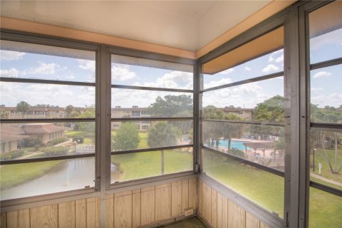 Снять в аренду кондоминиум в Лодердейл-Лейкс, Флорида 2 спальни, 87.7м2, № 1779860 - фото 9