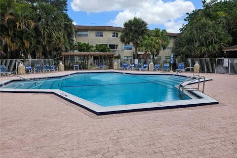 Снять в аренду кондоминиум в Лодердейл-Лейкс, Флорида 2 спальни, 87.7м2, № 1779860 - фото 18