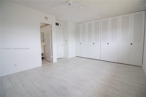 Снять в аренду кондоминиум в Лодердейл-Лейкс, Флорида 2 спальни, 87.7м2, № 1779860 - фото 13