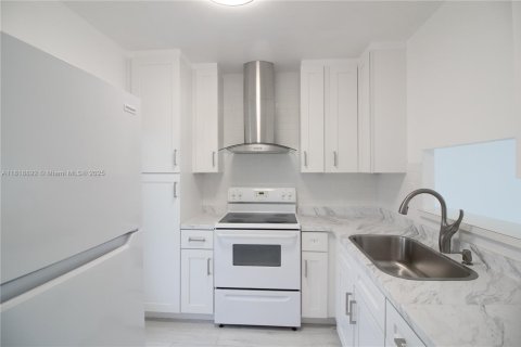 Снять в аренду кондоминиум в Лодердейл-Лейкс, Флорида 2 спальни, 87.7м2, № 1779860 - фото 4