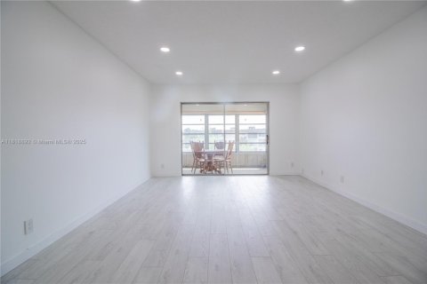 Снять в аренду кондоминиум в Лодердейл-Лейкс, Флорида 2 спальни, 87.7м2, № 1779860 - фото 3