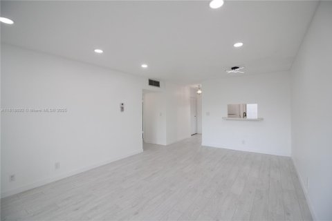 Снять в аренду кондоминиум в Лодердейл-Лейкс, Флорида 2 спальни, 87.7м2, № 1779860 - фото 6