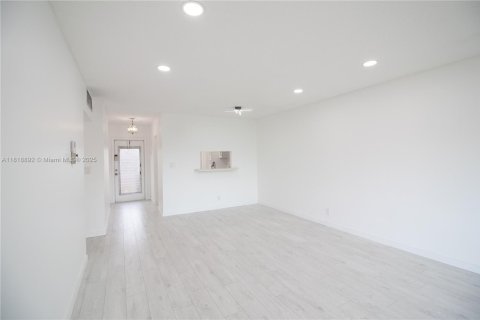 Снять в аренду кондоминиум в Лодердейл-Лейкс, Флорида 2 спальни, 87.7м2, № 1779860 - фото 7