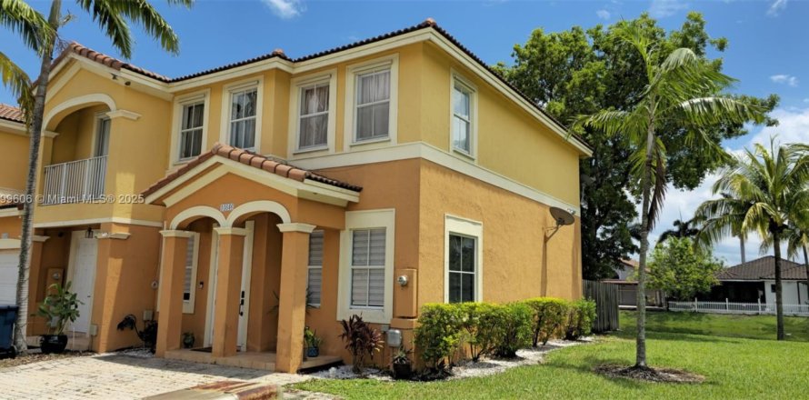 Townhouse in Homestead, Florida 3 bedrooms, 146.04 sq.m. № 1944932