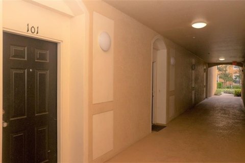 Condo in Orlando, Florida, 3 bedrooms № 2224543 - photo 3