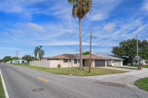 House in Hudson, Florida 2 bedrooms, 116.13 sq.m. № 1899127 - photo 6