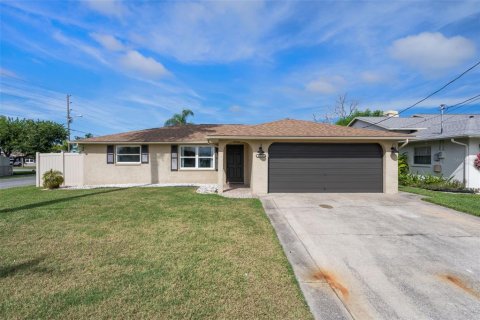 House in Hudson, Florida 2 bedrooms, 116.13 sq.m. № 1899127 - photo 1