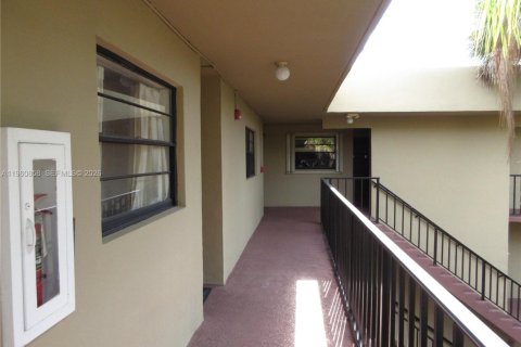 Copropriété à louer à Miami, Floride: 2 chambres, 86.96 m2 № 2080766 - photo 2