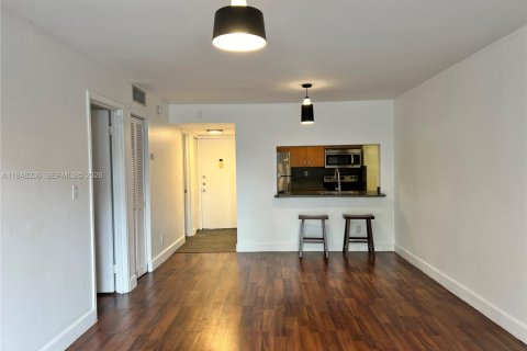 Condo in Miami, Florida, 1 bedroom  № 2004472 - photo 5