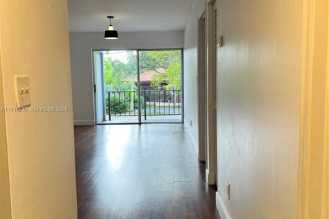 Condo in Miami, Florida, 1 bedroom  № 2004472 - photo 2