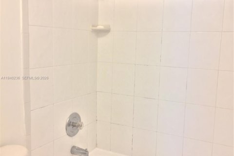 Condo in Miami, Florida, 1 bedroom  № 2004472 - photo 12