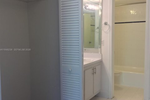 Condo in Miami, Florida, 1 bedroom  № 2004472 - photo 13
