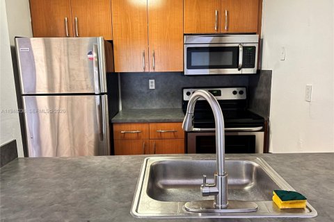 Condo in Miami, Florida, 1 bedroom  № 2004472 - photo 6