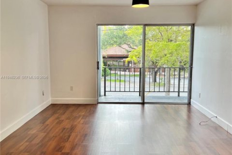 Condo in Miami, Florida, 1 bedroom  № 2004472 - photo 4