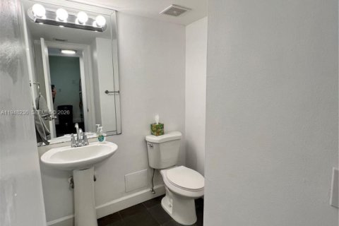 Condo in Miami, Florida, 1 bedroom  № 2004472 - photo 3