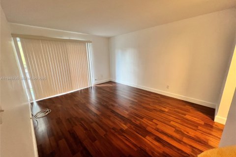 Condo in Miami, Florida, 1 bedroom  № 2004472 - photo 8