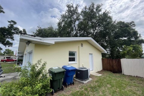 House in Largo, Florida 2 bedrooms, 107.77 sq.m. № 2236061 - photo 3