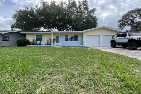 House in Largo, Florida 2 bedrooms, 107.77 sq.m. № 2236061