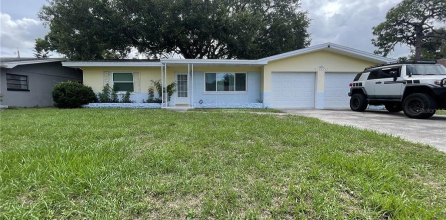 House in Largo, Florida 2 bedrooms, 107.77 sq.m. № 2236061