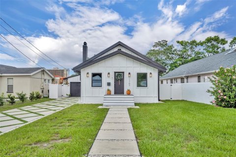 House in Winter Park, Florida 3 bedrooms, 155.05 sq.m. № 2101898